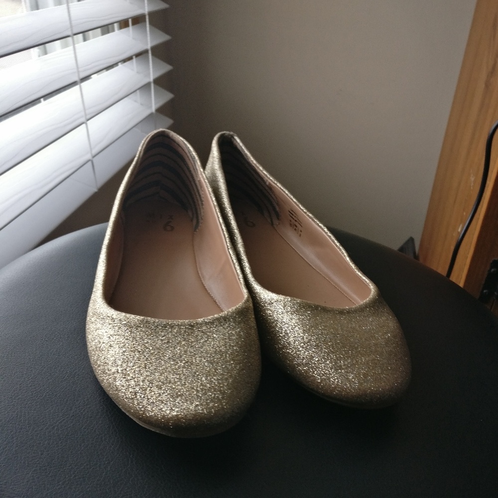 Mix No. 6 gold glitter flats